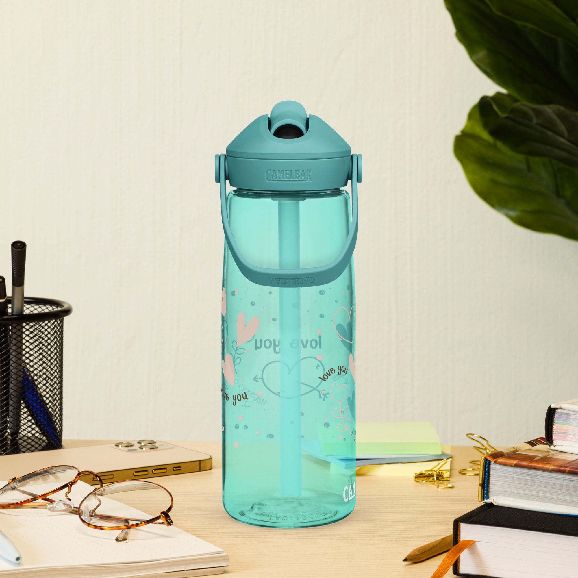 Cute Hearts Flip Straw Water Bottle | Gallory Hive